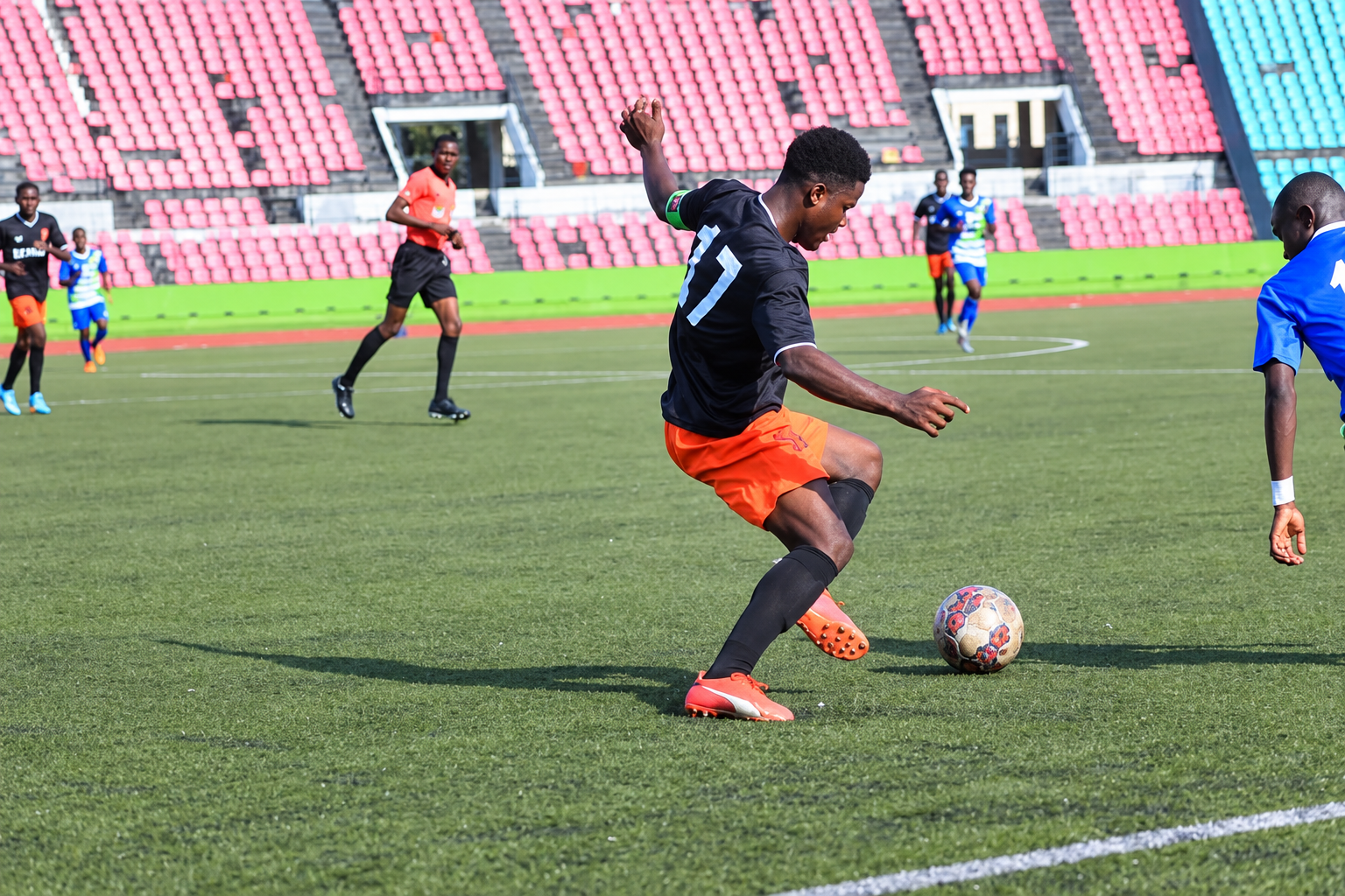 Joueur d’Ouragan FC en action dans le stade