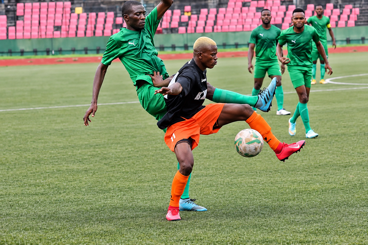 Joueurs d’Ouragan FC en action sur le terrain