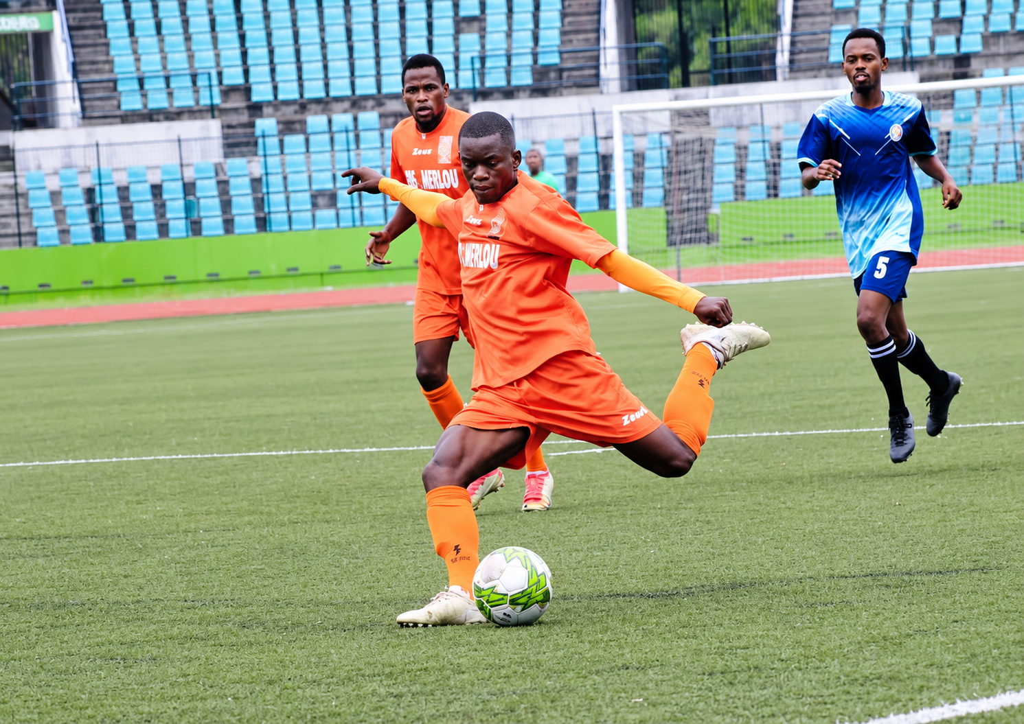 Joueur d’Ouragan FC en action avec le ballon